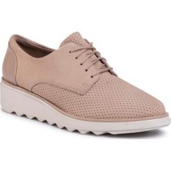 Oxfordy CLARKS - Sharon Crystal 261476314 Sand. Brązowe półbuty damskie Clarks, bez obcasa, na płaskiej podeszwie, bez zapięcia. Za 389,00 zł.