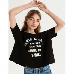 T-shirt z nadrukiem holograficznym - Czarny. Czarne t-shirty damskie Sinsay, l, z nadrukiem. Za 39,99 zł.