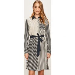 Tommy Hilfiger - Sukienka. Białe sukienki damskie TOMMY HILFIGER, w paski, z wiskozy, bez kołnierzyka, z długim rękawem, długie, mini, oversize. W wyprzedaży za 499,90 zł.