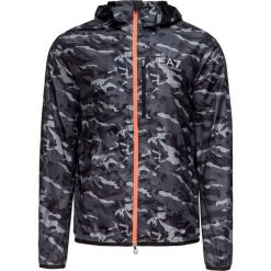 Kurtka EA7 EMPORIO ARMANI Print|Szary. Szare płaszcze męskie marki EA7 Emporio Armani, z nadrukiem, z tkaniny, z kapturem. W wyprzedaży za 385,00 zł.