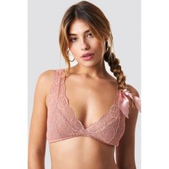 NA-KD Lingerie Koronkowy biustonosz - Pink. Różowe biustonosze NA-KD Lingerie, z haftami, z koronki. Za 80,95 zł.