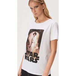 Koszulka Star Wars - Biały. Białe koszulki damskie Sinsay, s, z motywem z bajki, retro, bez kołnierzyka, bez rękawów. Za 29,99 zł.
