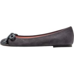 Pretty Ballerinas Baleriny grey. Szare baleriny damskie marki Pretty Ballerinas, bez wzorów, ze skóry, klasyczne, bez obcasa. Za 549,00 zł.
