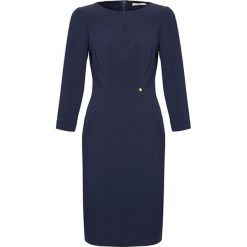 Sukienka w kolorze granatowym. Niebieskie sukienki damskie SU, bez wzorów, bez kołnierzyka, z długim rękawem, długie, midi. W wyprzedaży za 229,95 zł.