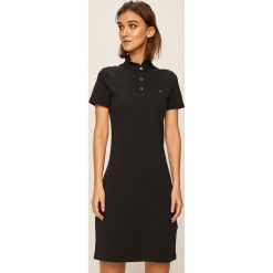 Tommy Hilfiger - Sukienka. Niebieskie sukienki damskie TOMMY HILFIGER, na co dzień, s, bez wzorów, z elastanu, casualowe, bez kołnierzyka, z krótkim rękawem, krótkie, mini, rozkloszowane. W wyprzedaży za 379,90 zł.