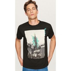 T-shirt z grafiką - Czarny. Czarne t-shirty męskie Reserved, s, bez wzorów, bez kołnierzyka. Za 39,99 zł.
