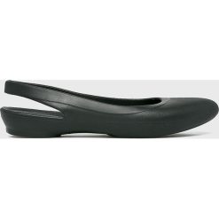 Crocs - Baleriny. Czarne klapki damskie Crocs, bez wzorów, z materiału, bez obcasa. W wyprzedaży za 119,90 zł.