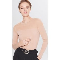 Sweter z błyszczącym zdobieniem - Beżowy. Brązowe swetry damskie Mohito, s, z aplikacjami, bez rękawów, bez kaptura. W wyprzedaży za 39,99 zł.