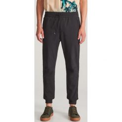 Spodnie jogger - Czarny. Czarne spodnie męskie Reserved, m, bez wzorów. Za 129,99 zł.