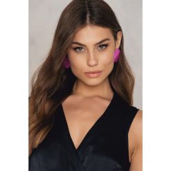 Kolczyki damskie: NA-KD Accessories Okrągłe kolczyki w kształcie metalowych płytek – Pink
