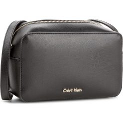 Torebka CALVIN KLEIN BLACK LABEL - Frame Camera Bag K60K603980 001. Czarne listonoszki damskie marki Calvin Klein Black Label. W wyprzedaży za 289,00 zł.