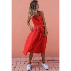 Sukienka VINESA RED. Czerwone sukienki damskie IVET, m, w paski, sportowe, z dekoltem na plecach, bez rękawów, długie, sportowe. W wyprzedaży za 59,00 zł.