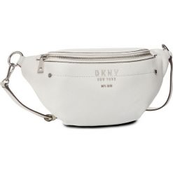 Saszetka nerka DKNY - Erin Belt Bag R01IAG95 White WHT. Białe nerki damskie DKNY, bez wzorów, ze skóry, młodzieżowe, bez dodatków. W wyprzedaży za 779,00 zł.