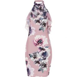 Sukienka shirtowa z falbanami bonprix jasnoróżowy z nadrukiem. Różowe sukienki damskie bonprix, na imprezę, z nadrukiem, bez kołnierzyka, bez rękawów. Za 64,99 zł.