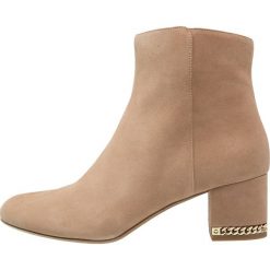 MICHAEL Michael Kors SABRINA Ankle boot dark khaki. Czarne botki damskie skórzane marki MICHAEL Michael Kors, przed kolano, na wysokim obcasie. W wyprzedaży za 839,20 zł.