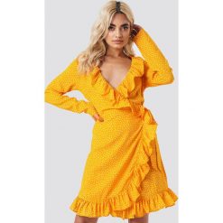 NA-KD Boho Sukienka w groszki - Yellow. Żółte sukienki damskie marki NA-KD Boho, w grochy, z poliesteru, boho, z falbankami, z długim rękawem, długie, mini, kopertowe. Za 202,95 zł.