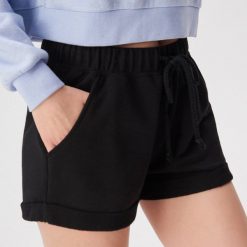 Szorty dresowe - Czarny. Czarne szorty damskie Sinsay, s, bez wzorów, z dresówki. Za 39,99 zł.