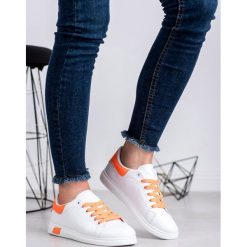 DAMSKIE BUTY SPORTOWE. Buty sportowe damskie Ideal Shoes, bez wzorów, ze skóry ekologicznej, sportowe. W wyprzedaży za 58,90 zł.