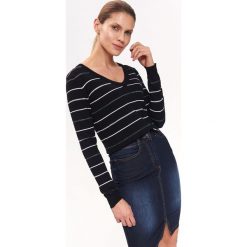 SWETER W BŁYSZCZĄCE PASKI. Czarne swetry klasyczne damskie marki Top Secret, na lato, w paski, z dzianiny, z dekoltem w serek. Za 99,99 zł.