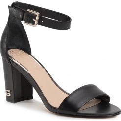 Sandały GUESS - Melisa FL6MEA LEA03 B BLACK. Czarne klapki damskie Guess, z aplikacjami, ze skóry ekologicznej, bez obcasa, na obcasie. Za 589,00 zł.