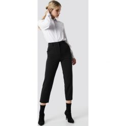 NA-KD Trend Spodnie z surowo wykończonymi nogawkami - Black. Czarne spodnie damskie marki NA-KD Trend, z poliesteru, z podwyższonym stanem. Za 161,95 zł.