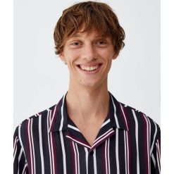 Koszula z wiskozy w paski. Czerwone koszule męskie w paski marki Pull&Bear, m, z wiskozy. Za 62,90 zł.