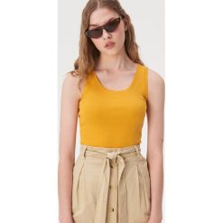 Bawełniany top basic - Żółty. Żółte topy damskie Sinsay, s, bez wzorów, z bawełny, bez kołnierzyka. Za 7,99 zł.