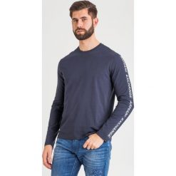 Longsleeve armani exchange. Bluzy męskie Armani Exchange, s, bez wzorów, bez kołnierzyka, bez rękawów, bez kaptura. W wyprzedaży za 223,20 zł.