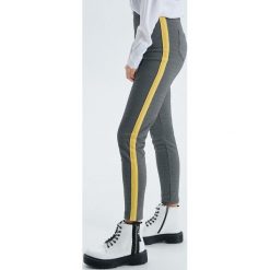 Spodnie slim z lampasem - Czarny. Czarne spodnie damskie Cropp, s, bez wzorów. W wyprzedaży za 39,99 zł.