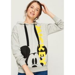 Bluza z nadrukiem Mickey Mouse - Jasny szar. Szare bluzy rozpinane damskie Sinsay, l, z motywem z bajki. Za 69,99 zł.