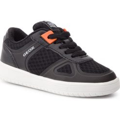Sneakersy GEOX - J Kommodor B. B 925PB 01454 C9999 S Black. Czarne trampki chłopięce Geox, bez wzorów, ze skóry ekologicznej, na sznurówki. W wyprzedaży za 149,00 zł.