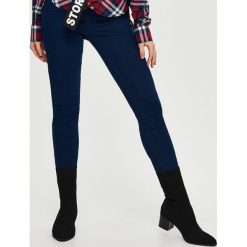 Jeansy skinny mid waist - Granatowy. Niebieskie rurki damskie marki Sinsay. Za 39,99 zł.