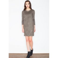 Oliwkowa Casualowa Sukienka z Imitacji Zamszu z Metalowymi Kółkami. Zielone sukienki damskie Molly.pl, na co dzień, s, z aplikacjami, z tkaniny, eleganckie, bez kołnierzyka, z długim rękawem, długie, proste. Za 169,90 zł.