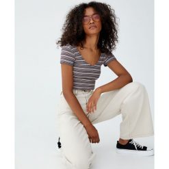 Koszulka w paski z dekoltem w serek. Szare t-shirty damskie Pull&Bear, w paski, z dekoltem w serek. Za 49,90 zł.