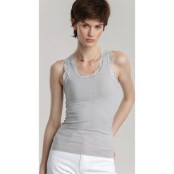 Jasnoszary Top Amania. Szare bluzki damskie Renee, s, bez wzorów, z dzianiny, z okrągłym kołnierzem. Za 39,99 zł.