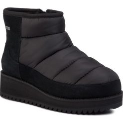 Buty UGG - W Ridge Mini 1103840 Blk. Czarne kozaki damskie Ugg, z wełny, bez obcasa, bez zapięcia. Za 729,00 zł.