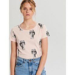 Koszulka z nadrukiem all over - Różowy. Różowe koszulki damskie Cropp, xl, z nadrukiem. W wyprzedaży za 9,99 zł.