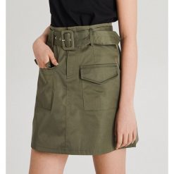 Trapezowa spódnica mini z paskiem - Zielony. Zielone spódniczki damskie Cropp, s, bez wzorów, mini, trapezowe. W wyprzedaży za 29,99 zł.