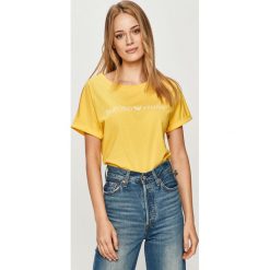 Emporio Armani - T-shirt. Różowe bluzki damskie Emporio Armani, s, z nadrukiem, z bawełny, casualowe, z okrągłym kołnierzem. W wyprzedaży za 199,90 zł.
