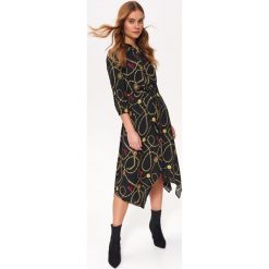 Sukienka szmizjerka w łancuchy, z paskiem. Czarne sukienki damskie Top Secret, na lato, z nadrukiem, eleganckie, z asymetrycznym kołnierzem, bez rękawów, asymetryczne. W wyprzedaży za 89,99 zł.