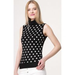 Czarna Top Calculated. Czarne bluzki damskie Born2be, s, bez wzorów, z golfem, bez rękawów. Za 19,99 zł.