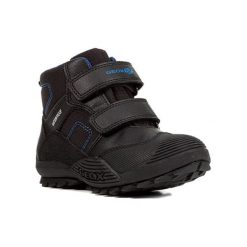 Sneakersy w kolorze czarnym. Czarne buty sportowe chłopięce marki Geox, L37, Kazar, z materiału, z okrągłym noskiem. W wyprzedaży za 199,95 zł.