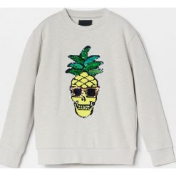 Miękka bluza z aplikacją - Jasny szary. Szare bluzy męskie Reserved, m, z aplikacjami, bez kołnierzyka, bez rękawów, bez kaptura. Za 69,99 zł.