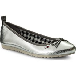 Baleriny damskie lakierowane: Baleriny TOMMY JEANS - Sporty Metallic Ballerina EN0EN00202 Silver 000