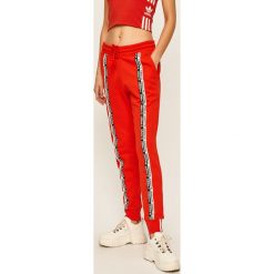 Adidas Originals - Spodnie. Czerwone spodnie damskie adidas Originals, z elastanu. Za 229,90 zł.