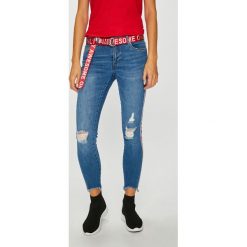 Only - Jeansy Carmen. Niebieskie jeansy damskie ONLY, w paski, z elastanu. W wyprzedaży za 69,90 zł.