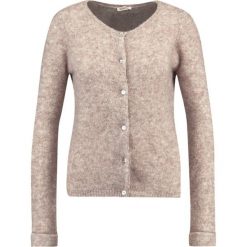 American Vintage HANAPARK CREW NECK CARDIGAN Kardigan soja chine. Brązowe kardigany damskie American Vintage, m, z elastanu. Za 609,00 zł.
