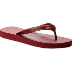 Japonki CALVIN KLEIN JEANS - Dash Jelly S0063 Dark Red. Czerwone klapki męskie w paski, z jeansu. W wyprzedaży za 129,00 zł.
