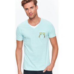 T-SHIRT KRÓTKI RĘKAW MĘSKI. Zielone t-shirty męskie marki Top Secret, na zimę, m, z haftami, z bawełny, z dekoltem w serek. W wyprzedaży za 14,99 zł.
