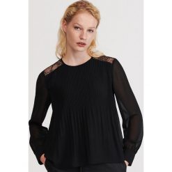 Bluzka z koronką na plecach - Czarny. Czarne bluzki damskie Reserved, w koronkowe wzory, z koronki, z dekoltem na plecach, bez rękawów. Za 79,99 zł.